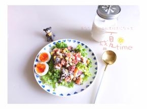 开吃吧～低脂健康沙拉，配上顺滑冰凉奶昔，夏日午餐就是那么简单清爽还不失口感～