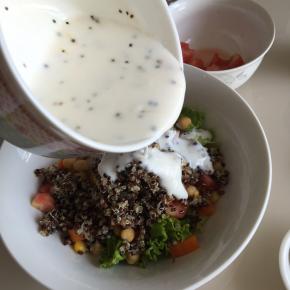 所有沙拉食材装在碗里，倒入调好的沙拉汁