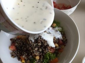 所有沙拉食材装在碗里，倒入调好的沙拉汁