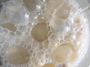 倒入牛奶，放入几快冰块