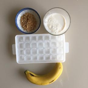 奶昔的制作：烤熟的花生粒儿、纯牛奶、冰块、一根熟透的香蕉