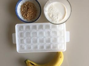 奶昔的制作：烤熟的花生粒儿、纯牛奶、冰块、一根熟透的香蕉