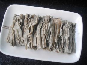 把腐竹切段摆放盘中