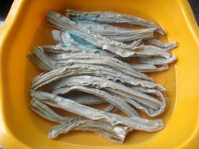 腐竹放冷水中浸泡2个小时至软