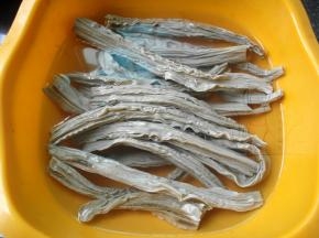 腐竹放冷水中浸泡2个小时至软