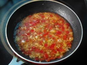 小锅中加油，先葱白姜末蒜末炒香，加入剁椒以及适量水煮一会