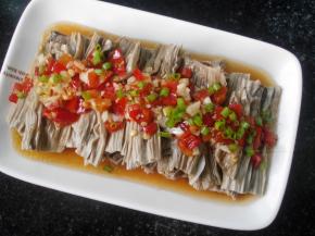 把剁椒汁淋在腐竹上就可以了