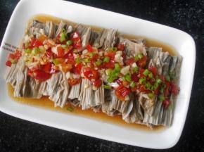 把剁椒汁淋在腐竹上就可以了