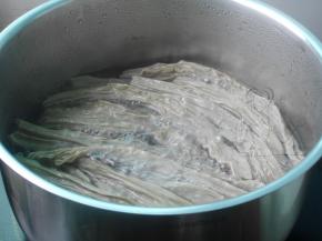 然后把腐竹放沸水中焯烫