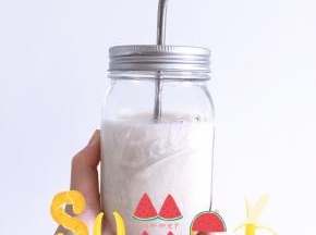 香蕉花生奶昔就做好了，很好喝哦！