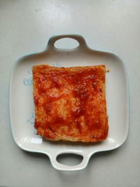 吐司上抹上一层披萨酱或者番茄沙司