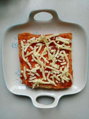 撒上一层马苏里拉芝士碎