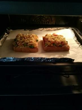 放入预热好的烤箱上火200度，下火180度，中层12-15分钟即可