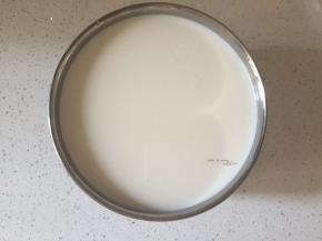 牛奶，菌粉，糖装入盆中搅拌均匀