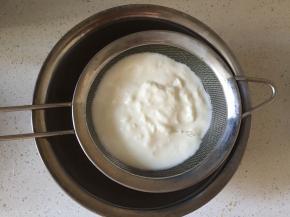 拿个筛子，过滤出乳清（我放置了半天）