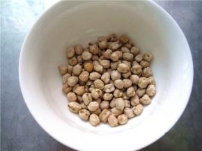 鹰嘴豆放入碗中。