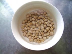 用清水浸泡二小时以上。