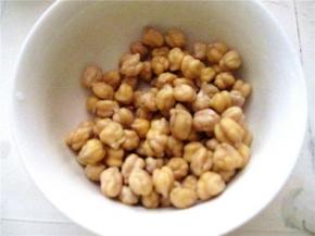 泡好的鹰嘴豆长大了不少哈。