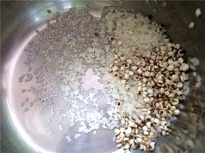 将米淘洗好放入高压锅内。