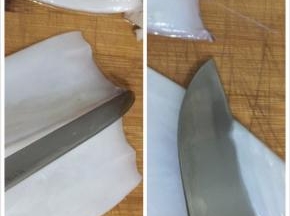 3. 去好皮之后就开始切花了，先切成两片，切的时候记得要摸起来里滑的一面来切花，就要不烫的时候卷不了花，斜刀切鱿鱼花（拿刀的角度为45度角）切下去不能切断，要不就成鱿鱼丝了