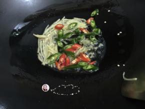 8. 锅里注油，把姜，青红椒先爆炒