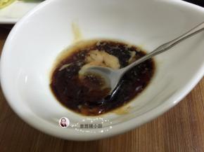 7. 把花生酱，生抽，蚝油加少许水用小碗先调好