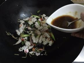 11. 把酱汁倒入翻炒均匀