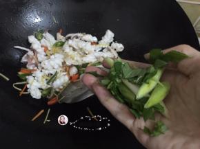 12. 再把罗勒和蒜苗放入翻炒，既可出锅