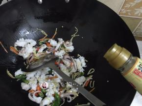 10. 加入料酒翻炒几下