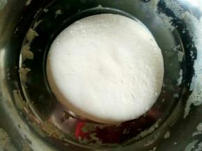 面粉一点点加水，用筷子和成面絮，揉成光滑面团，用保鲜膜盖上，醒20分钟