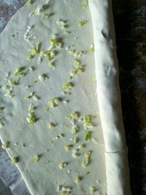 把面片从一边卷起直至全部卷好