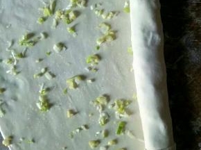把面片从一边卷起直至全部卷好