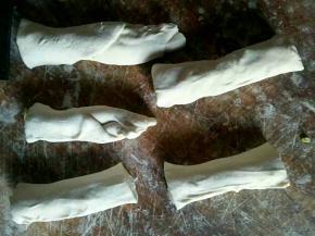 把面卷用刀分成等分，大小随个人喜好