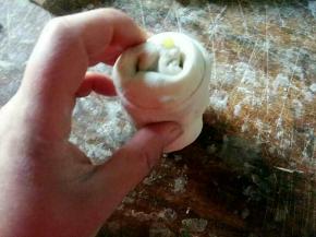 把面卷的一头压在另一头上，按扁