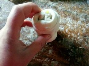把面卷的一头压在另一头上，按扁