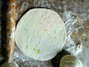 然后擀成薄厚适中的圆饼