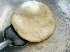 平底锅里放油，油热时放入擀好的饼