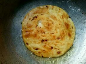 煎至金黄时再翻过来煎另一面至金黄，出锅后照同样的方法煎好所有的葱油饼