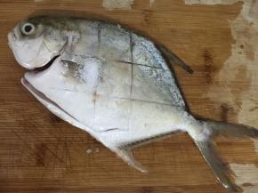 1. 把鱼洗干净把鱼改刀，用少许盐两面都抹均匀