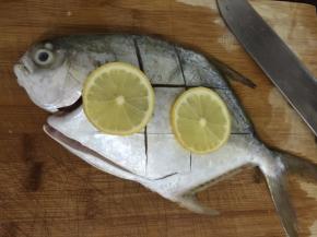 2. 切两片柠檬把鱼抹均匀，能让鱼吸收柠檬汁，更入味，也可去腥