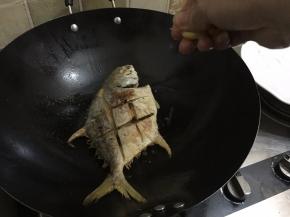 5. 再切两片柠檬把汁挤到锅里再煎一两分钟，撒上少许胡椒粉即可出锅