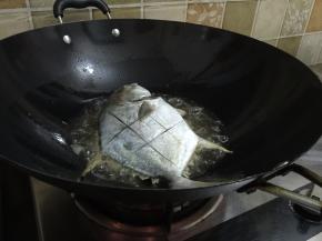3. 锅里坐油烧热，把鱼码入，抹了盐的鱼肉更加的紧致，煎的过程也不易粘锅，煎至金黄