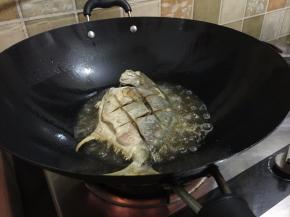 4. 翻面再继续煎至金黄，把有剩的油盛出