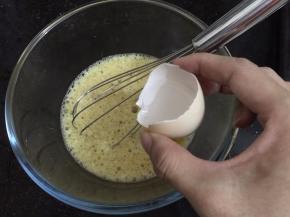 3. 这步我们就用鸡蛋壳来量水啦，（有些人说不知道要怎样去测水的量，其实用这个方法来是最准的1个鸡蛋的量用的水就是1个半鸡蛋的水，这样很容易掌握的Y(^_^)Y）