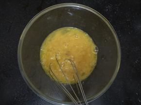 2. 用蛋抽或筷子把发一下