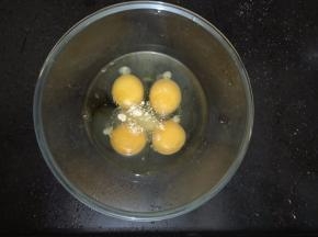 1. 先把鸡蛋洗干净（因为等下要用到鸡壳^_^），把鸡磕在料理碗中，加入少许盐