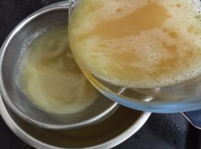 4. 加了水的鸡蛋要再稍稍的打发一下，然后用网筛过滤
