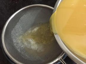 5. 再过筛第二遍，这样出来的水蛋会更滑