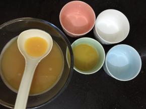 6. 过好筛的蛋液分别装在碗里，也可以用大点的碗，或盘子装