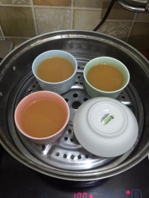 7. 锅里坐水烧开把封好的蛋液放入蒸锅，这一步是最关键的，接下来就要用到保鲜膜来把碗封住，这样是避免蛋液直接接触到水蒸气，保鲜膜包好后用牙签戳几个小孔，我用的是盘子盖